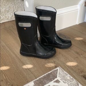 Girls BOGS boots black.